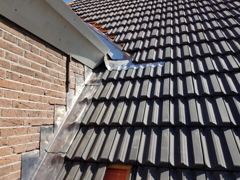 Aansluiting dak en gevel met nieuw loodwerk