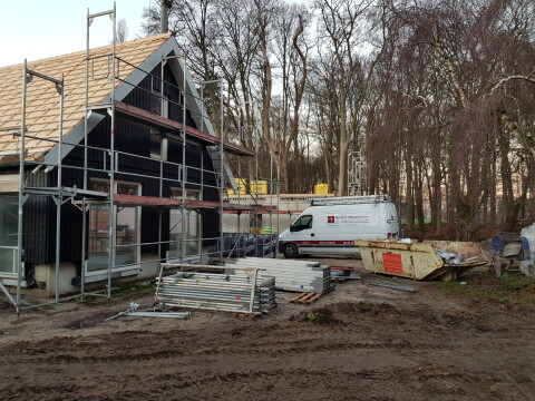 Dakrenovatie woning tijdens werkzaamheden met steiger