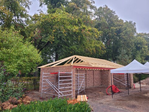 Nieuw rachelwerk en kapconstructie bij bijgebouw