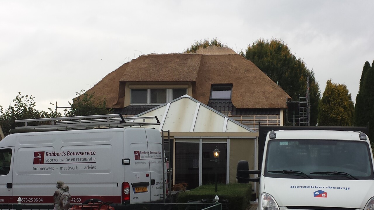 Rieten dakrenovatie na afwerking voorzijde woning
