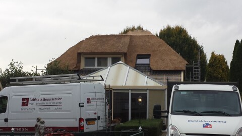 Rieten dakrenovatie na afwerking voorzijde woning